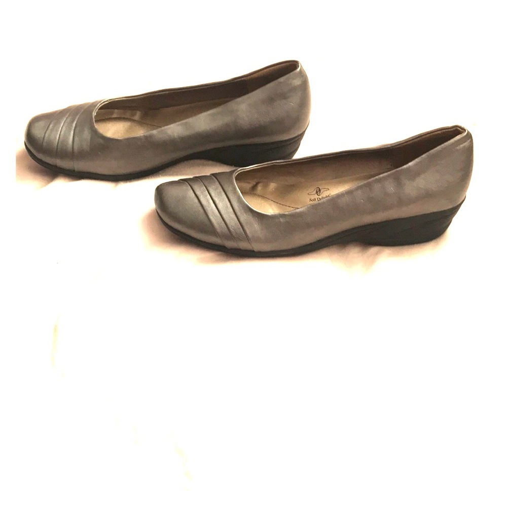 Women’s Size 10W flats made by Soft Style